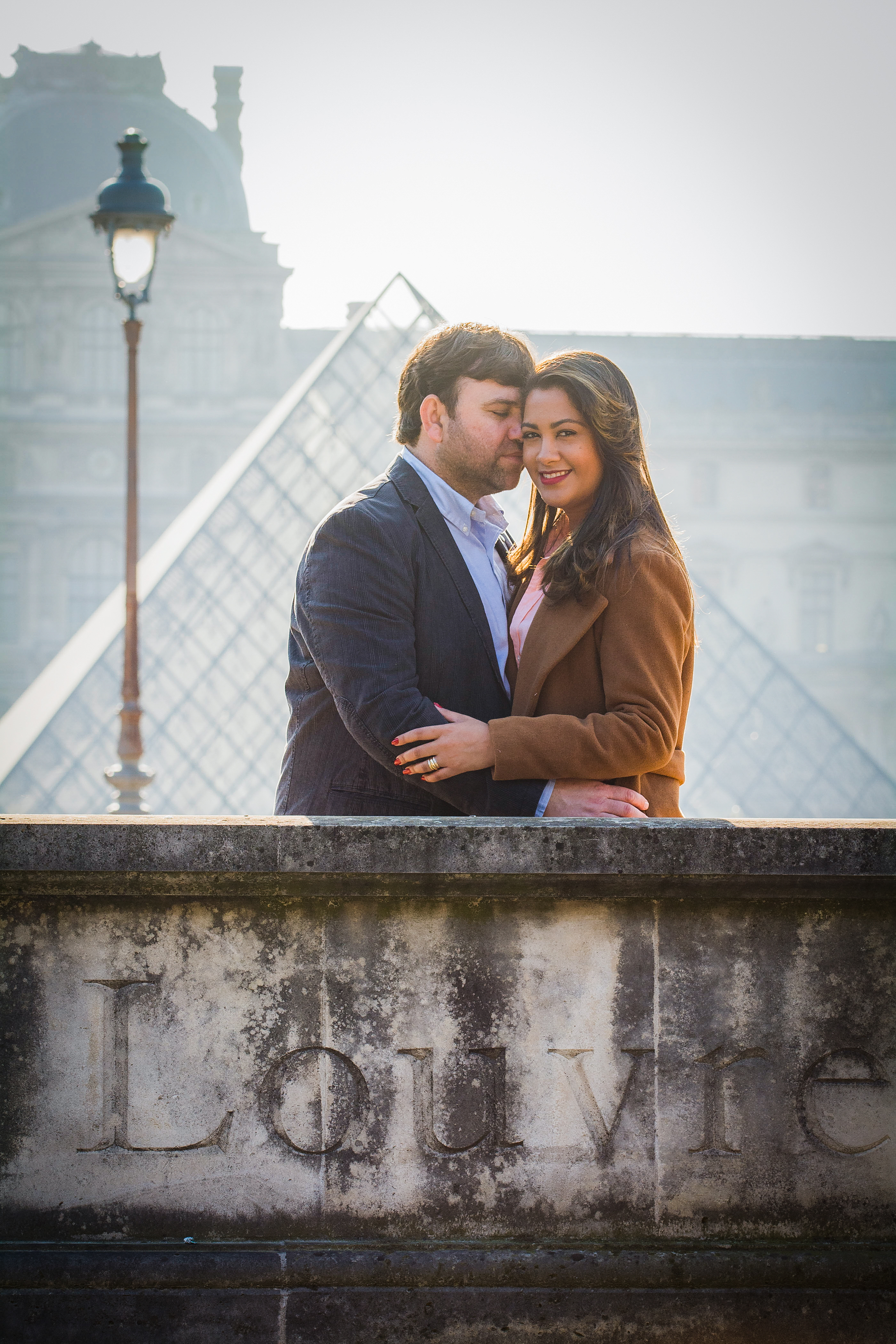 Casal no Louvre