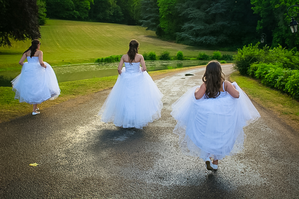 Damas de honra no jardim