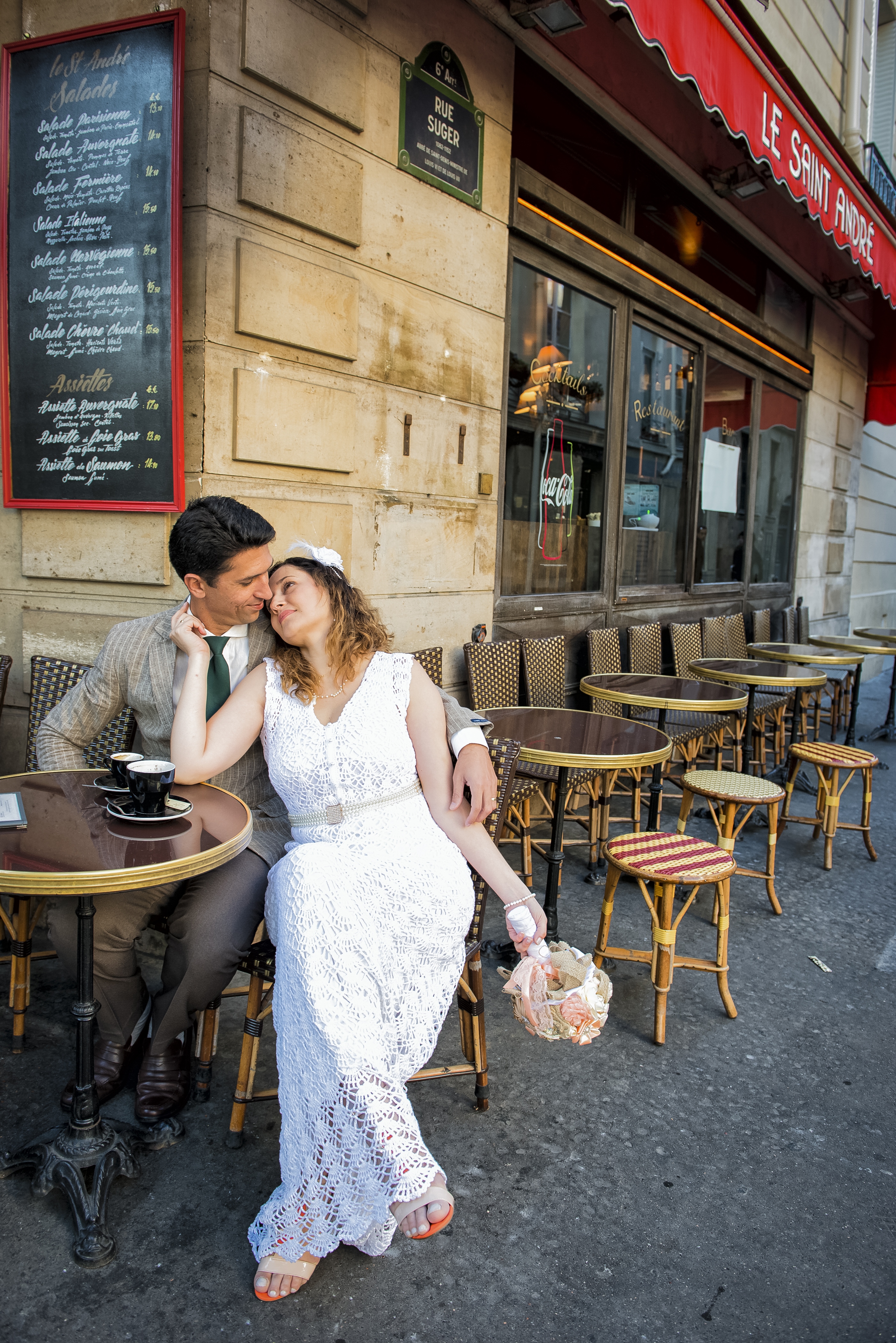 Casal em café parisiense